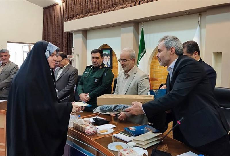 ۵ دانش‌آموز کرمانی دارای رتبه برتر کنکور سراسری تجلیل شدند